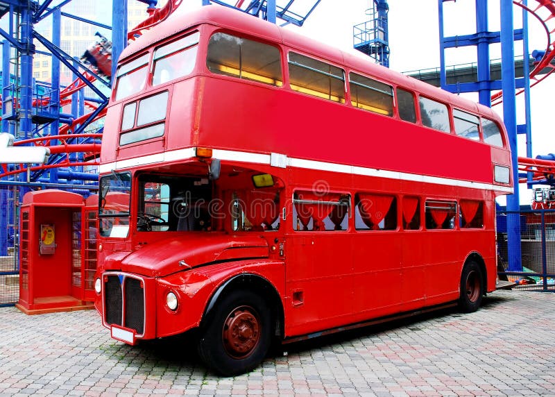 Rossi di Londra Autobus ad una Fermata dei Bus.