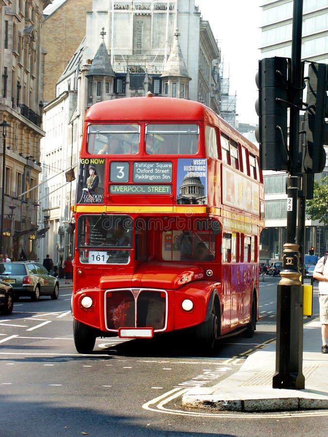 Londres el autobús espera sobre el operación las luces en la ciudad.