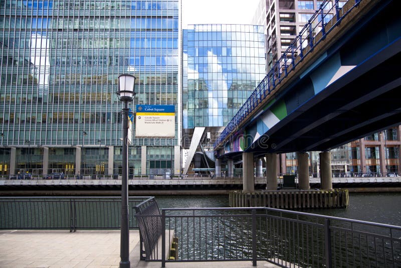 LONDON, CANARY WHARF Großbritannien - 13. April 2014 - DLR-Brücke mit Zugmoderner Glasarchitektur von Canary Wharf stockfoto LONDON, CANARY WHARF Großbritannien - 13. April 2014 - DLR-Brücke mit Zugmoderner Glasarchitektur von Canary Wharf stockfoto
