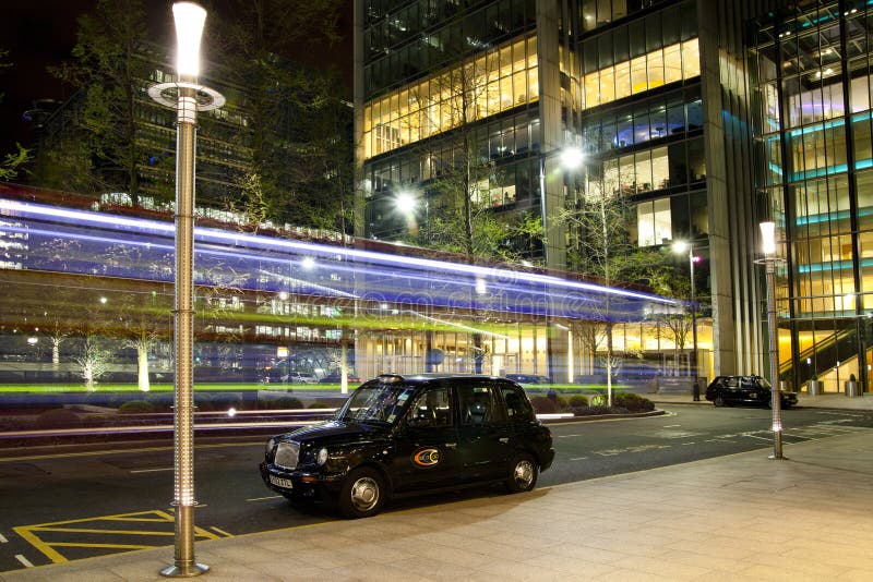 LONDON, CANARY WHARF UK - APRIL 4, 2014 Canary Wharf tube, bus and taxi station in the night royalty free stock photography LONDON, CANARY WHARF UK - APRIL 4, 2014 Canary Wharf tube, bus and taxi station in the night royalty free stock photography