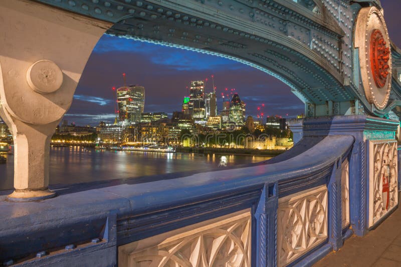 London - detaljen av metallkonstruktion av tornbruden och skyskrapor av mitten på skymning royaltyfria foton London - detaljen av metallkonstruktion av tornbruden och skyskrapor av mitten på skymning royaltyfria foton