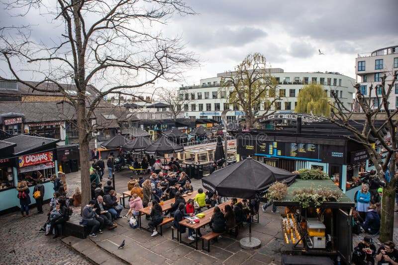 London England - APRIL 3, 2019: Folk som ?ter i Camden Market, London royaltyfria bilder London England - APRIL 3, 2019: Folk som ?ter i Camden Market, London royaltyfria bilder