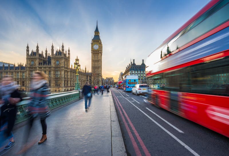 London, England - den iconic Big Ben och husen av parlamentet med den berömda röda dubbeldäckarebussen och turister royaltyfri fotografi London, England - den iconic Big Ben och husen av parlamentet med den berömda röda dubbeldäckarebussen och turister royaltyfri fotografi