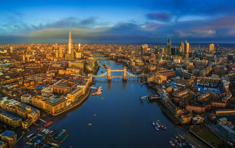 London, England - panoramische Luftskylineansicht von London einschließlich ikonenhafte Turm-Brücke mit rotem doppelstöckigem Bus London, England - panoramische Luftskylineansicht von London einschließlich ikonenhafte Turm-Brücke mit rotem doppelstöckigem Bus