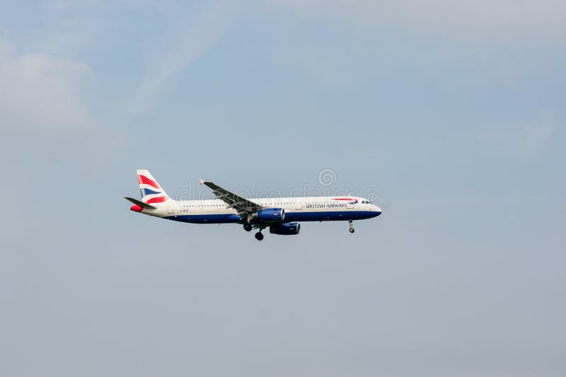 LONDON ENGLAND - SEPTEMBER 27, 2017: Landning för British Airways flygbolagflygbuss A321 G-MEDF i London Heathrow den internation