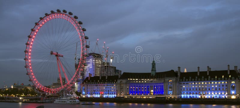 London Eye e County Hall di notte, rosa e blu immagini stock libere da diritti London Eye e County Hall di notte, rosa e blu immagini stock libere da diritti