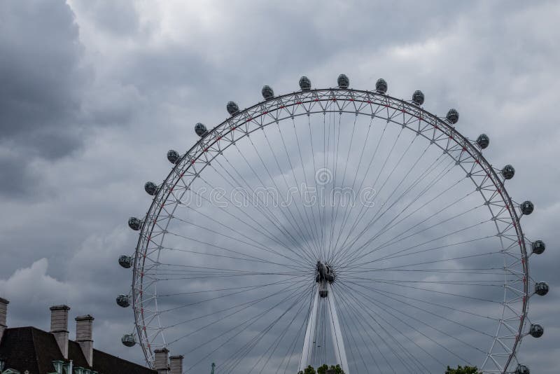 London Eye, koło lokalizować na Southbank Rzeczny Thames w Londyn, w Czerwcu 2015 Anglia, Zjednoczone Królestwo/ fotografia stock London Eye, koło lokalizować na Southbank Rzeczny Thames w Londyn, w Czerwcu 2015 Anglia, Zjednoczone Królestwo/ fotografia stock