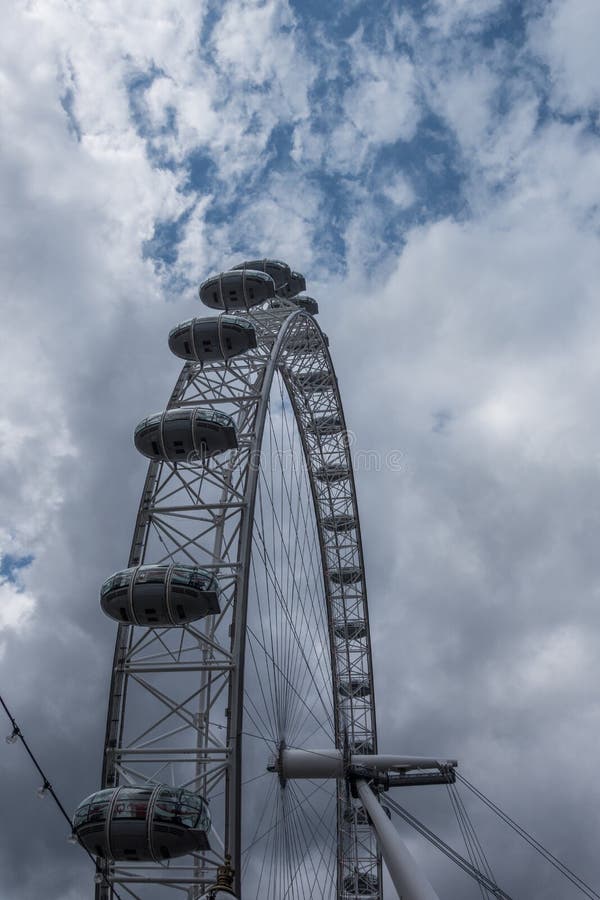 London Eye, koło lokalizować na Southbank Rzeczny Thames w Londyn, w Czerwcu 2015 Anglia, Zjednoczone Królestwo/ obraz royalty free London Eye, koło lokalizować na Southbank Rzeczny Thames w Londyn, w Czerwcu 2015 Anglia, Zjednoczone Królestwo/ obraz royalty free