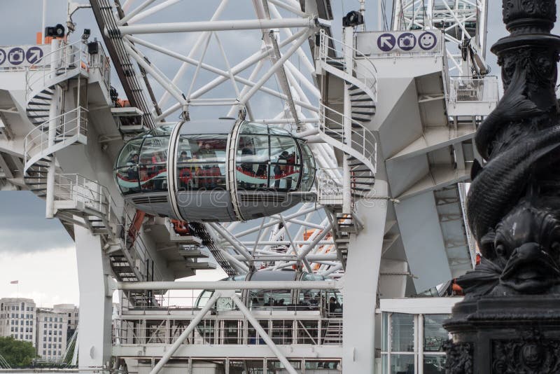 London Eye, rueda situada en el Southbank del río Támesis en Londres, en junio de 2015 Inglaterra/Reino Unido foto de archivo London Eye, rueda situada en el Southbank del río Támesis en Londres, en junio de 2015 Inglaterra/Reino Unido foto de archivo