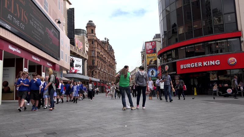 London fast food burger könig menschen zu Fuß einkaufen in leicester quadrat timelapsgebäude landmarken berühmte orte in europ