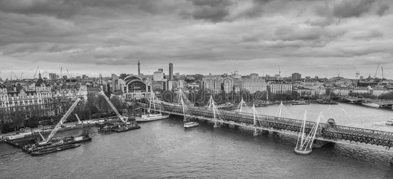 London Förenade kungariket, Februari 17, 2018: Flyg- cityscape över flodThemsen nära den Haugerford bron med Charing fotografering för bildbyråer London Förenade kungariket, Februari 17, 2018: Flyg- cityscape över flodThemsen nära den Haugerford bron med Charing fotografering för bildbyråer
