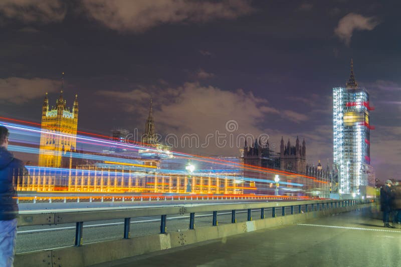 London Förenade kungariket, Februari 17, 2018: långt exponeringsskott av materialet till byggnadsställning för renovering för Wes arkivfoton London Förenade kungariket, Februari 17, 2018: långt exponeringsskott av materialet till byggnadsställning för renovering för Wes arkivfoton