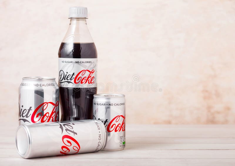 LONDON, GROSSBRITANNIEN - 3. AUGUST 2018: Plastikflaschen- und Aluminiumzinn Diet Coke Coca Cola alkoholfreien Getr?nkes auf h?lz