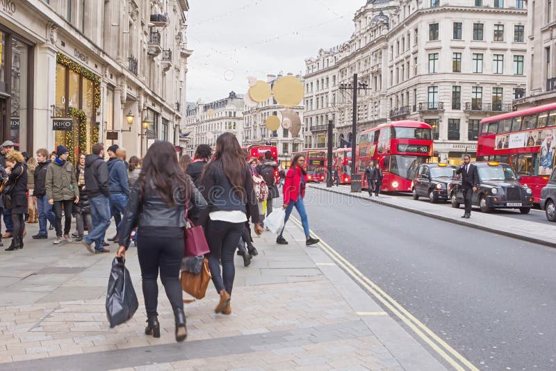 LONDON, GROSSBRITANNIEN - 25. DEZEMBER 2015: Abend-Oxford-Straße im BO lizenzfreie stockbilder LONDON, GROSSBRITANNIEN - 25. DEZEMBER 2015: Abend-Oxford-Straße im BO lizenzfreie stockbilder