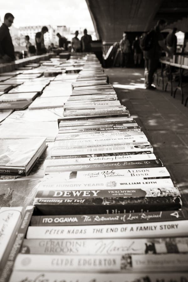 LONDON, GROSSBRITANNIEN - 21. JUNI 2014: Der Der Southbank-das Buch-Markt Mitte lizenzfreie stockfotos LONDON, GROSSBRITANNIEN - 21. JUNI 2014: Der Der Southbank-das Buch-Markt Mitte lizenzfreie stockfotos