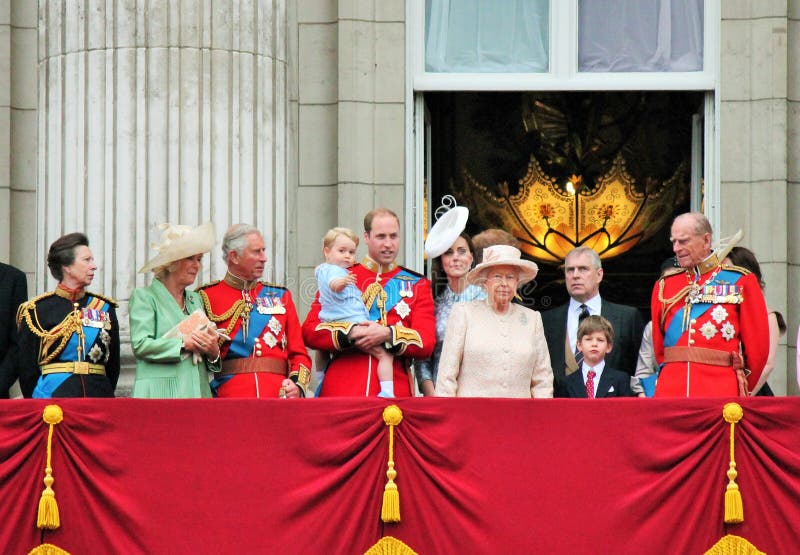 LONDON, GROSSBRITANNIEN - 13. JUNI: Die Königsfamilie erscheint auf Buckingham Palace-Balkon während sich sammeln die Farbzeremon
