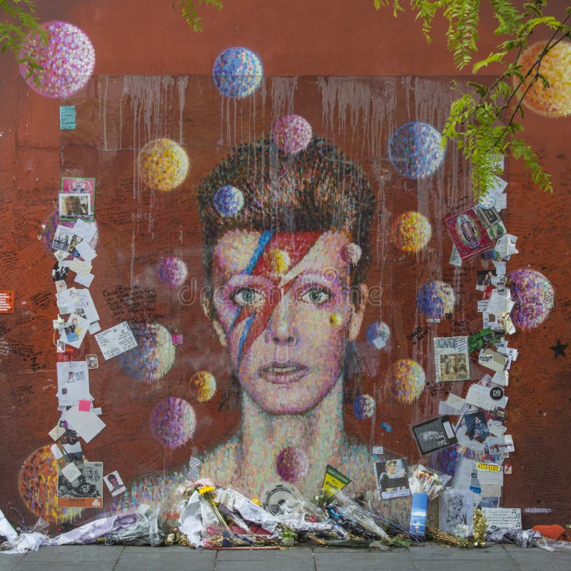 LONDON, Großbritannien - Graffiti von David Bowie als Ziggy Stardust in Brixton, London stockbild LONDON, Großbritannien - Graffiti von David Bowie als Ziggy Stardust in Brixton, London stockbild