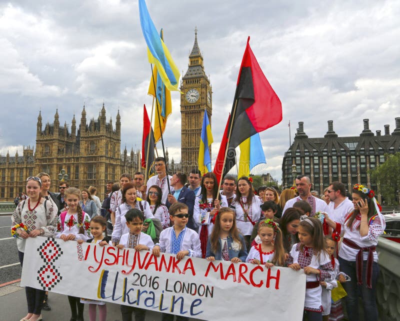 London, Großbritannien - 22. Mai 2016: Umzug von Ukrainern in nationale Kostüme an der Westminster-Brücke stockfotos London, Großbritannien - 22. Mai 2016: Umzug von Ukrainern in nationale Kostüme an der Westminster-Brücke stockfotos