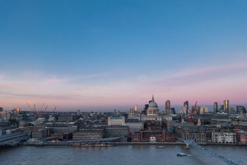 London horisont över skyskrapor för ThemsenSt Paul domkyrka i twil royaltyfri foto London horisont över skyskrapor för ThemsenSt Paul domkyrka i twil royaltyfri foto