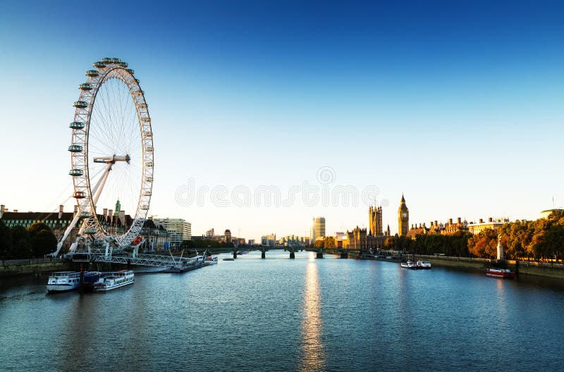 London horisontlandskap på soluppgång med Big Ben, slott av Westminster, London öga, Westminster bro, flodThemsen, London som är fotografering för bildbyråer London horisontlandskap på soluppgång med Big Ben, slott av Westminster, London öga, Westminster bro, flodThemsen, London som är fotografering för bildbyråer