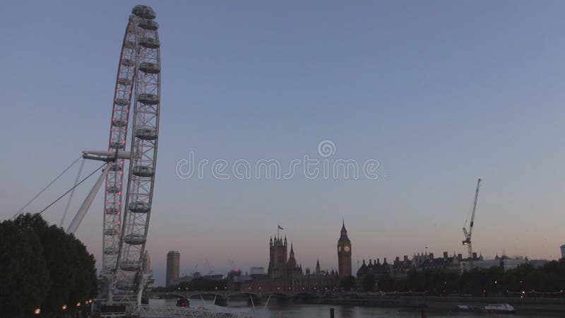 London i stadens centrum Cityscape med London Eye och Thames River i skymning