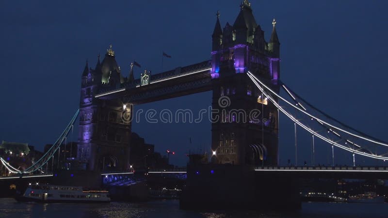 London i stadens centrum nattsikt med tornbro- och fartygtrafik på Thames River