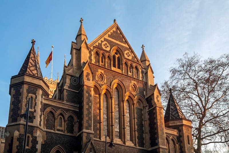 LONDON - 27. JANUAR: Abendsonne, die auf Southwark-Kathedrale scheint lizenzfreie stockfotografie LONDON - 27. JANUAR: Abendsonne, die auf Southwark-Kathedrale scheint lizenzfreie stockfotografie