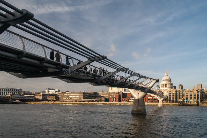 LONDON - 27. JANUAR: Jahrtausendbrücke und St. Pauls Cathedral I stockfotos LONDON - 27. JANUAR: Jahrtausendbrücke und St. Pauls Cathedral I stockfotos