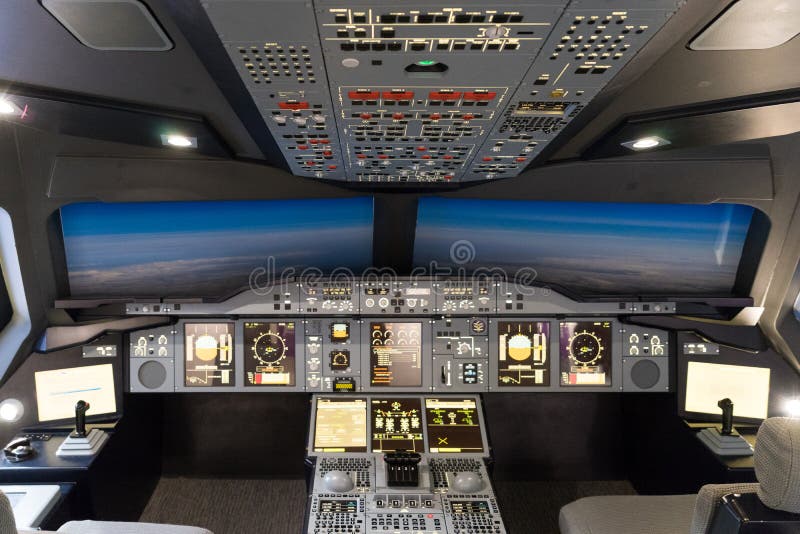 LONDON - JUNE 25 : Airbus A-380-800 flight simulator in London o royalty free stock photography