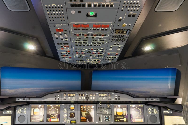 LONDON - JUNE 25 : Airbus A-380-800 flight simulator in London o stock photos