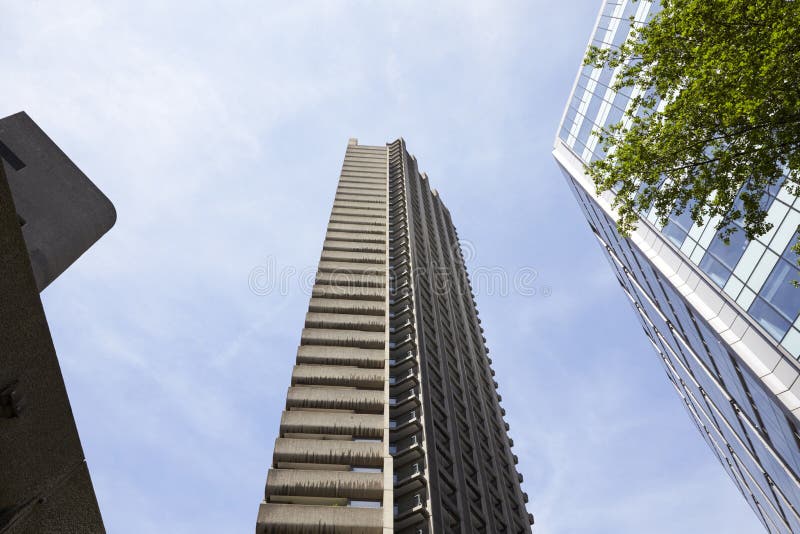 LONDON -, MAY 2017: Sikt för låg vinkel av tre höga löneförhöjningtornkvarter mot blå himmel, stad av London, London arkivfoton LONDON -, MAY 2017: Sikt för låg vinkel av tre höga löneförhöjningtornkvarter mot blå himmel, stad av London, London arkivfoton