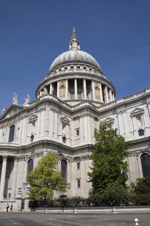 London St. Pauls Cathedral and Statue of Queen Stock Image Image of monument, vertical 10263811