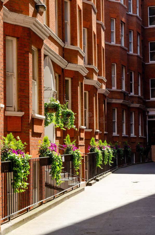 London stad/England: Byggnader för röd tegelsten i den Westminster gatan arkivbild London stad/England: Byggnader för röd tegelsten i den Westminster gatan arkivbild