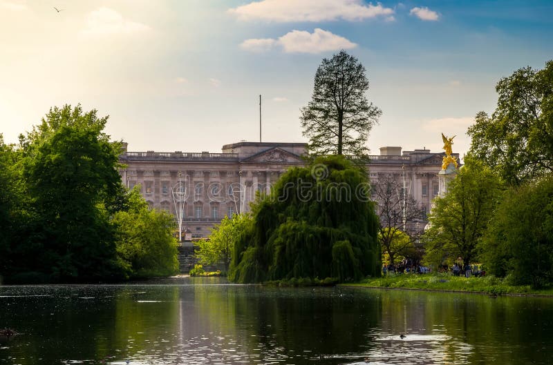 London-Stadt/England: Ansicht über Buckingham Palace von St James Park stockfotografie London-Stadt/England: Ansicht über Buckingham Palace von St James Park stockfotografie