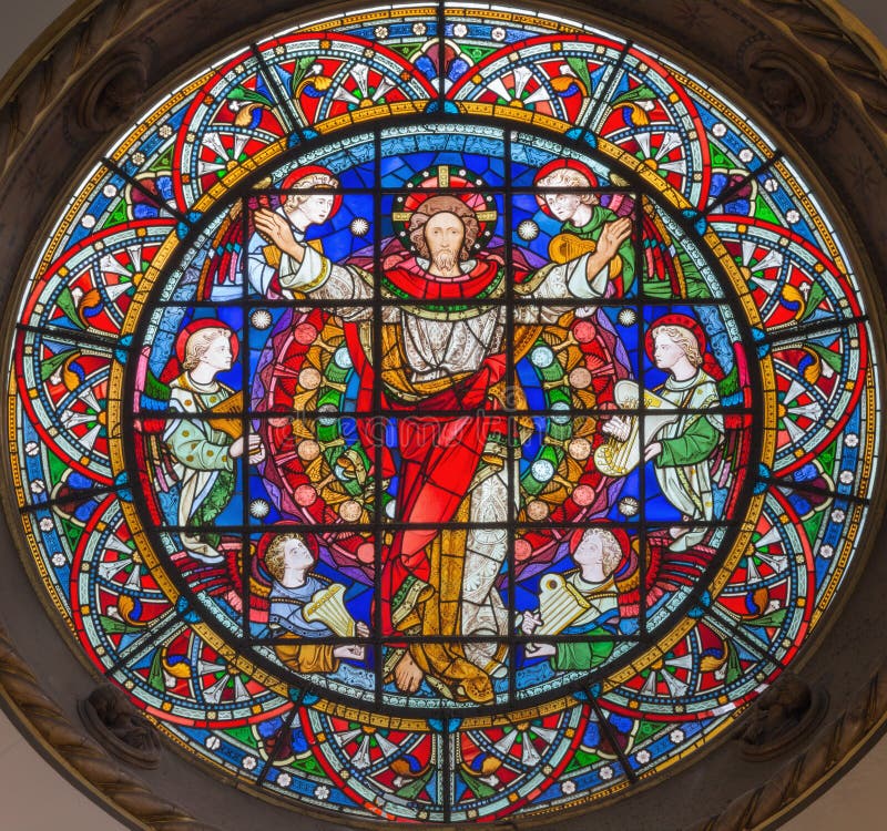 LONDON STORBRITANNIEN - SEPTEMBER 14, 2017: Den återuppväckte Jesus Christ bland änglarna på målat glass arkivbild LONDON STORBRITANNIEN - SEPTEMBER 14, 2017: Den återuppväckte Jesus Christ bland änglarna på målat glass arkivbild