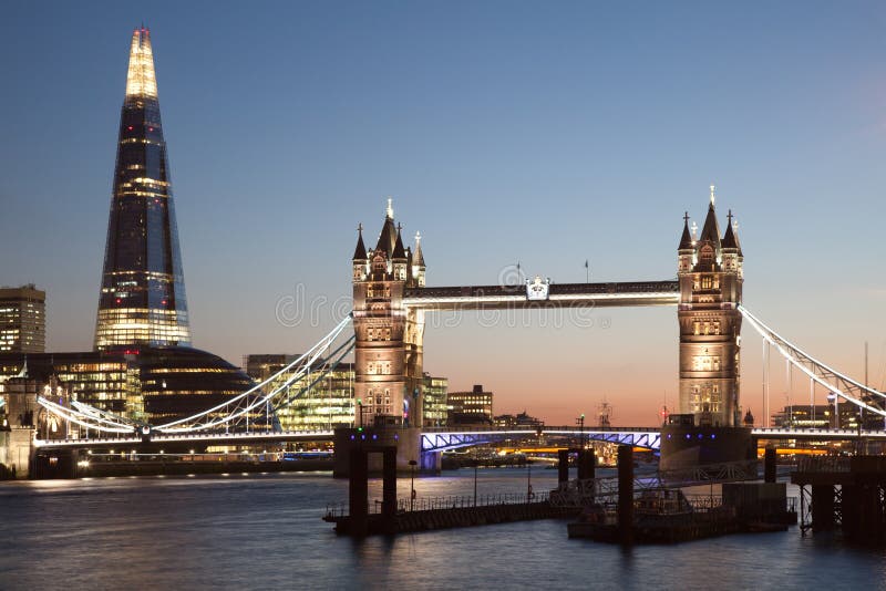 Londra, il Tower Bridge e La Scheggia di notte.