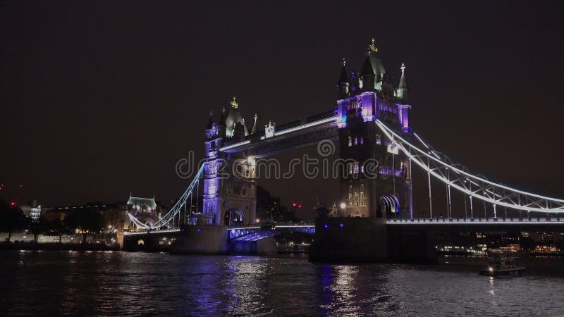 London Tower Bridge, Twilight, Sunset, Navi e navi da crociera sul Tamigi 4K