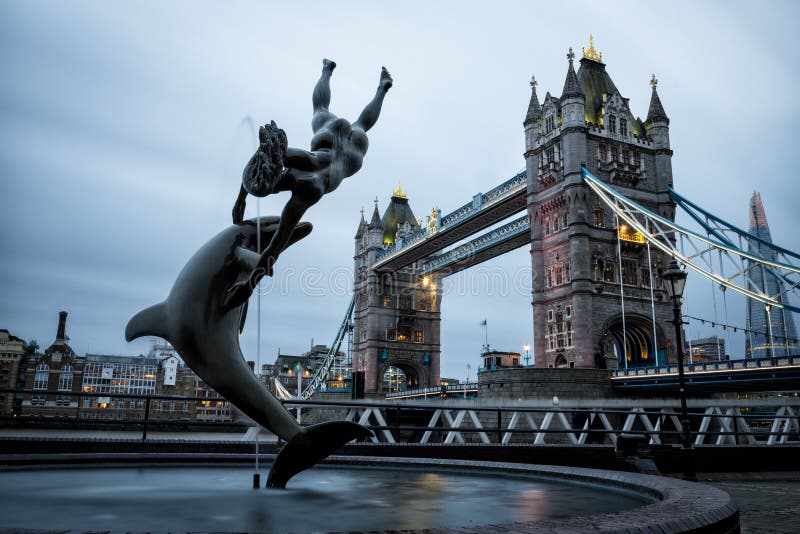 London-Turm-Brücke über der Themse stockbild London-Turm-Brücke über der Themse stockbild
