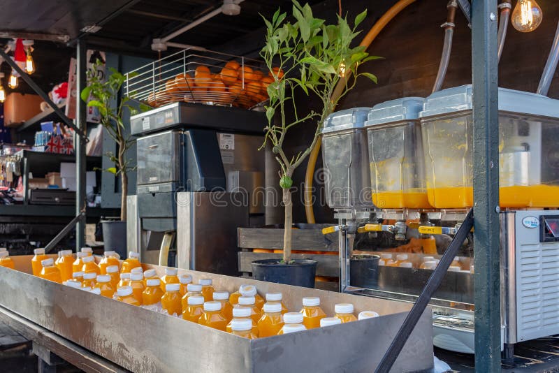 London, UK - 20, December 2018: Natural fruit juice stand in Camden Lock Market or Camden Town in London, England, United Kingdom royalty free stock photos London, UK - 20, December 2018: Natural fruit juice stand in Camden Lock Market or Camden Town in London, England, United Kingdom royalty free stock photos