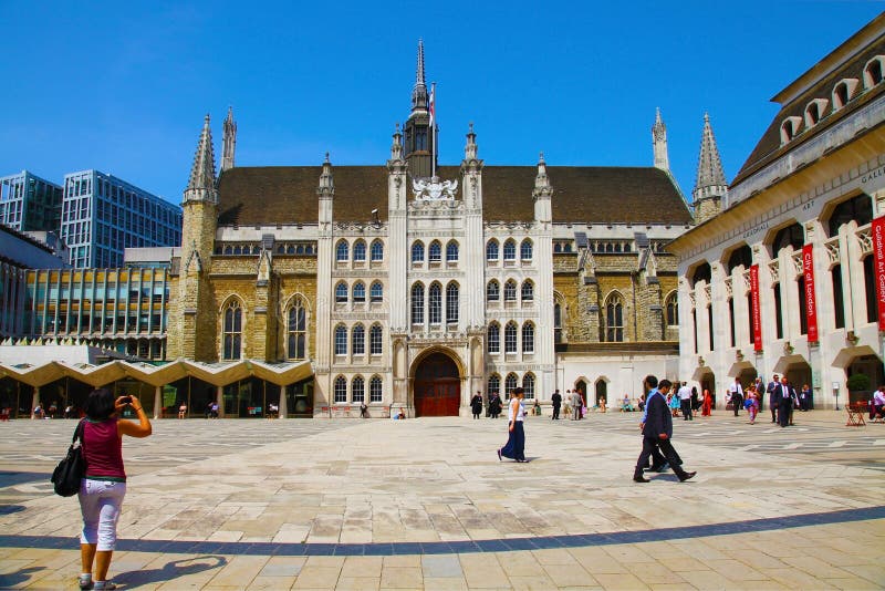 LONDON UK - JULI 12, 2013: Guildhallgårdkontorsbyggnader royaltyfri bild LONDON UK - JULI 12, 2013: Guildhallgårdkontorsbyggnader royaltyfri bild