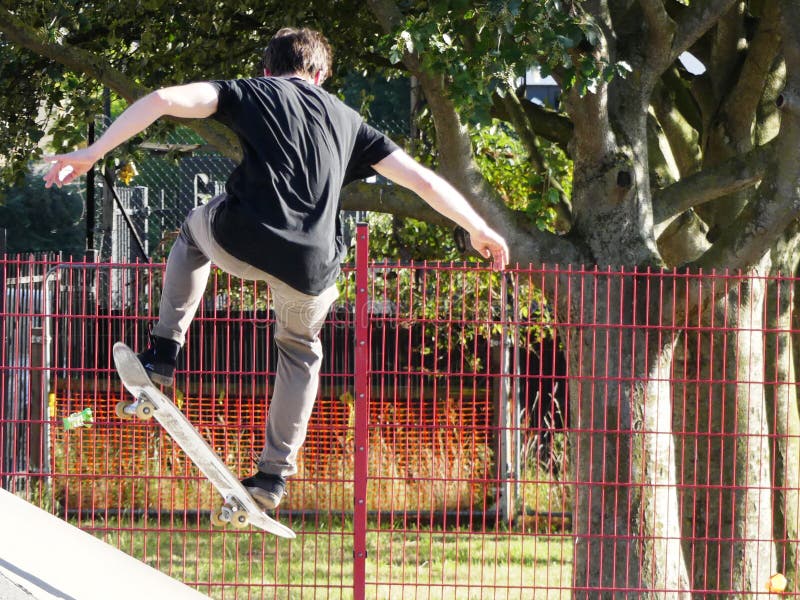 London UK - Juni 28 2018: en okänd manlig ungdom utför skateboardtrick på en lokal skridsko parkerar royaltyfri foto London UK - Juni 28 2018: en okänd manlig ungdom utför skateboardtrick på en lokal skridsko parkerar royaltyfri foto