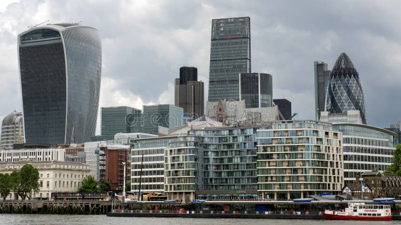 LONDON/UK - 15 JUNI: Mening van Moderne Architectuur in de Stad van royalty-vrije stock afbeeldingen LONDON/UK - 15 JUNI: Mening van Moderne Architectuur in de Stad van royalty-vrije stock afbeeldingen