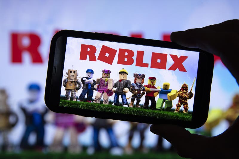 Um Smartphone Com O Logotipo Roblox Na Tela Na Pilha Dos Gamepads