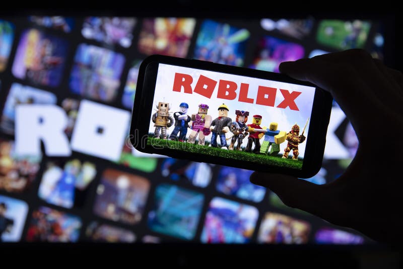 Um Smartphone Com O Logotipo Roblox Na Tela Na Pilha Dos Gamepads