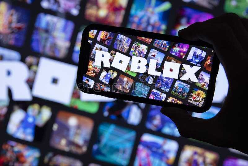 Logotipo Roblox Na Tela Do Smartphone. Um Quadro Do Jogo Roblox Em