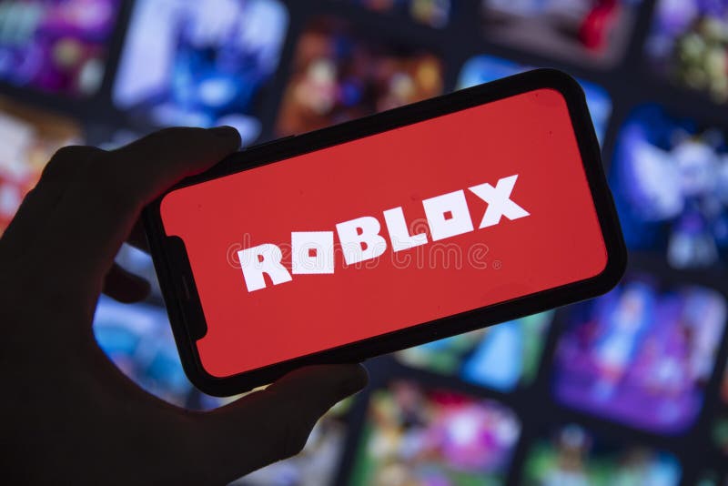 Logotipo Roblox Na Tela Do Smartphone. Um Quadro Do Jogo Roblox Em