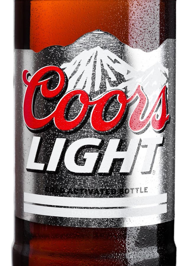 LONDON UK - MARS 30, 2017: Flasketikett av Coors Light öl på vit Coors fungerar ett bryggeri i guld-, Colorado, som är arkivfoton LONDON UK - MARS 30, 2017: Flasketikett av Coors Light öl på vit Coors fungerar ett bryggeri i guld-, Colorado, som är arkivfoton
