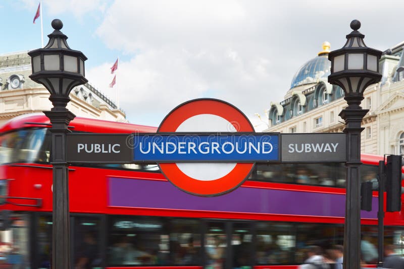 London underjordiskt tecken med gatalampor och röd bussbakgrund fotografering för bildbyråer London underjordiskt tecken med gatalampor och röd bussbakgrund fotografering för bildbyråer
