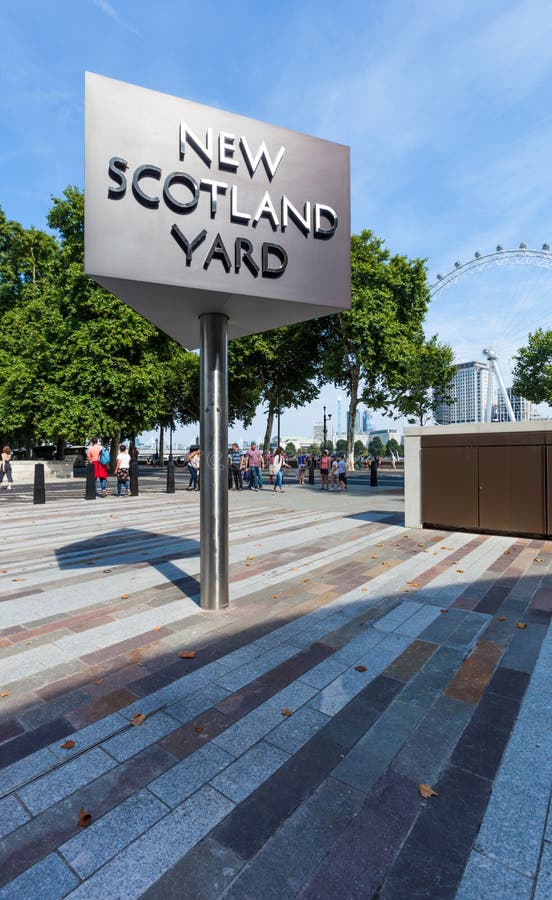 LONDON, UNITED KINGDOM - AUGUST 28, 2017 - New Scotland Yard sign with the London Eye in the background stock photography LONDON, UNITED KINGDOM - AUGUST 28, 2017 - New Scotland Yard sign with the London Eye in the background stock photography