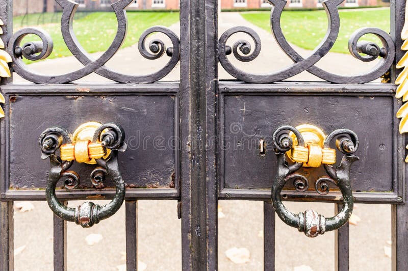 London, United Kingdom: Main Gate of Buckingham Palace Stock Image ...